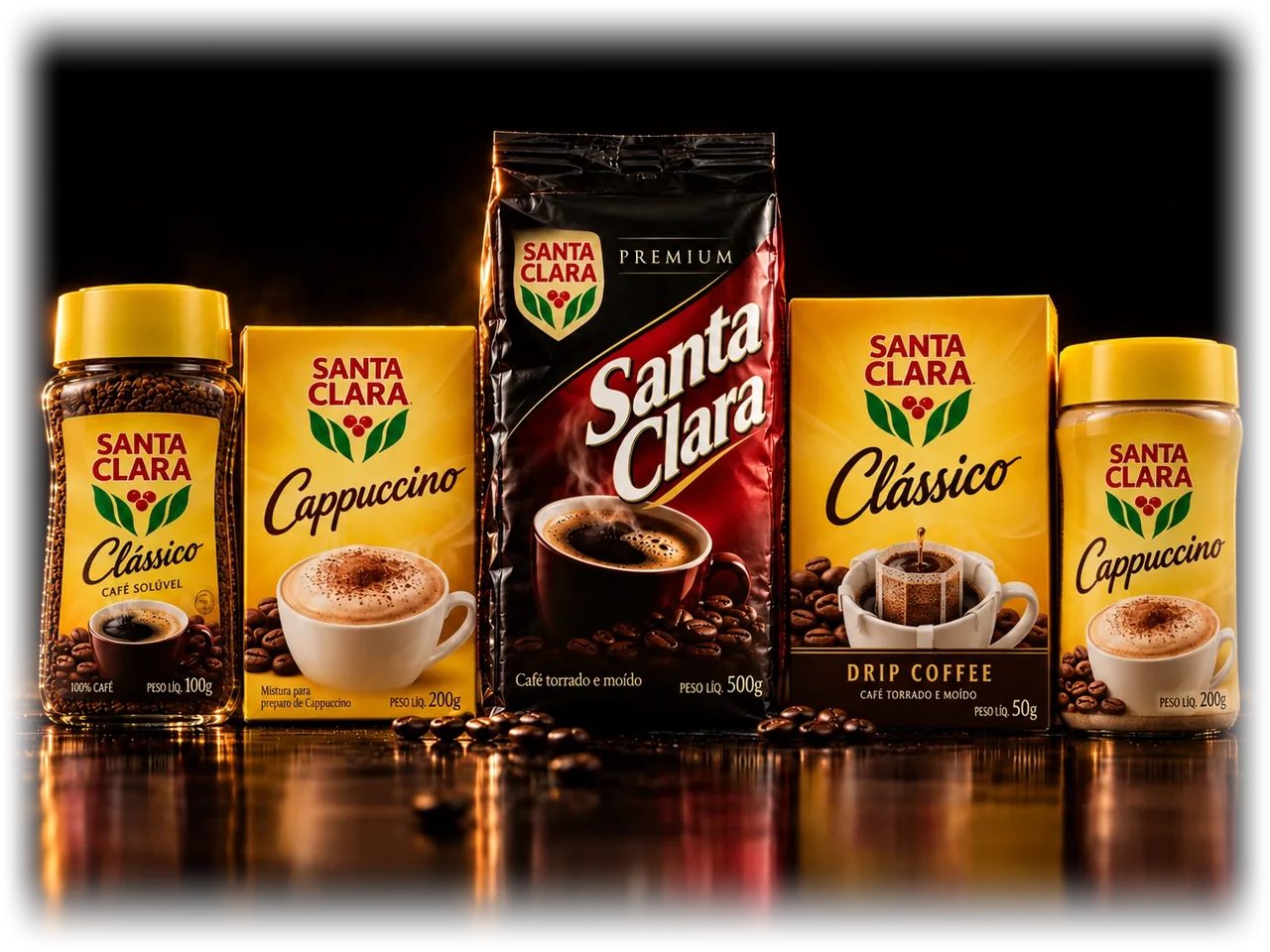 Linha de produtos da marca Santa Clara, com café solúvel, cappuccino, torrado e moído e café em sachê, fotografada em estúdio sobre fundo preto